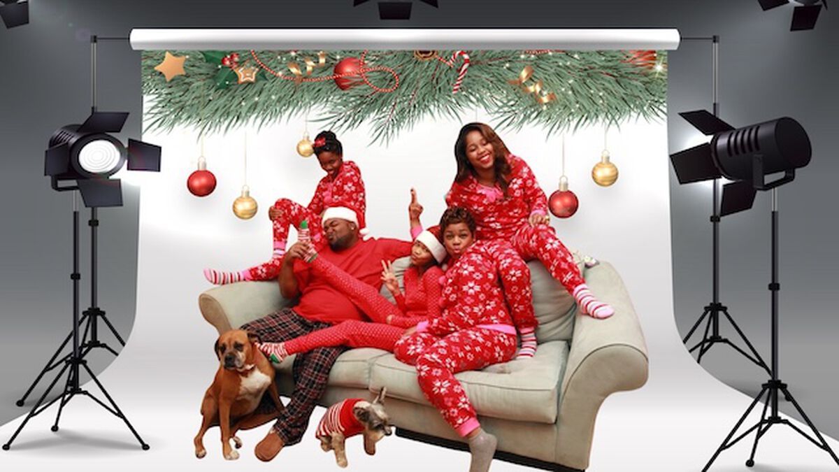 Awkward Christmas Family Photo Shoot image number null